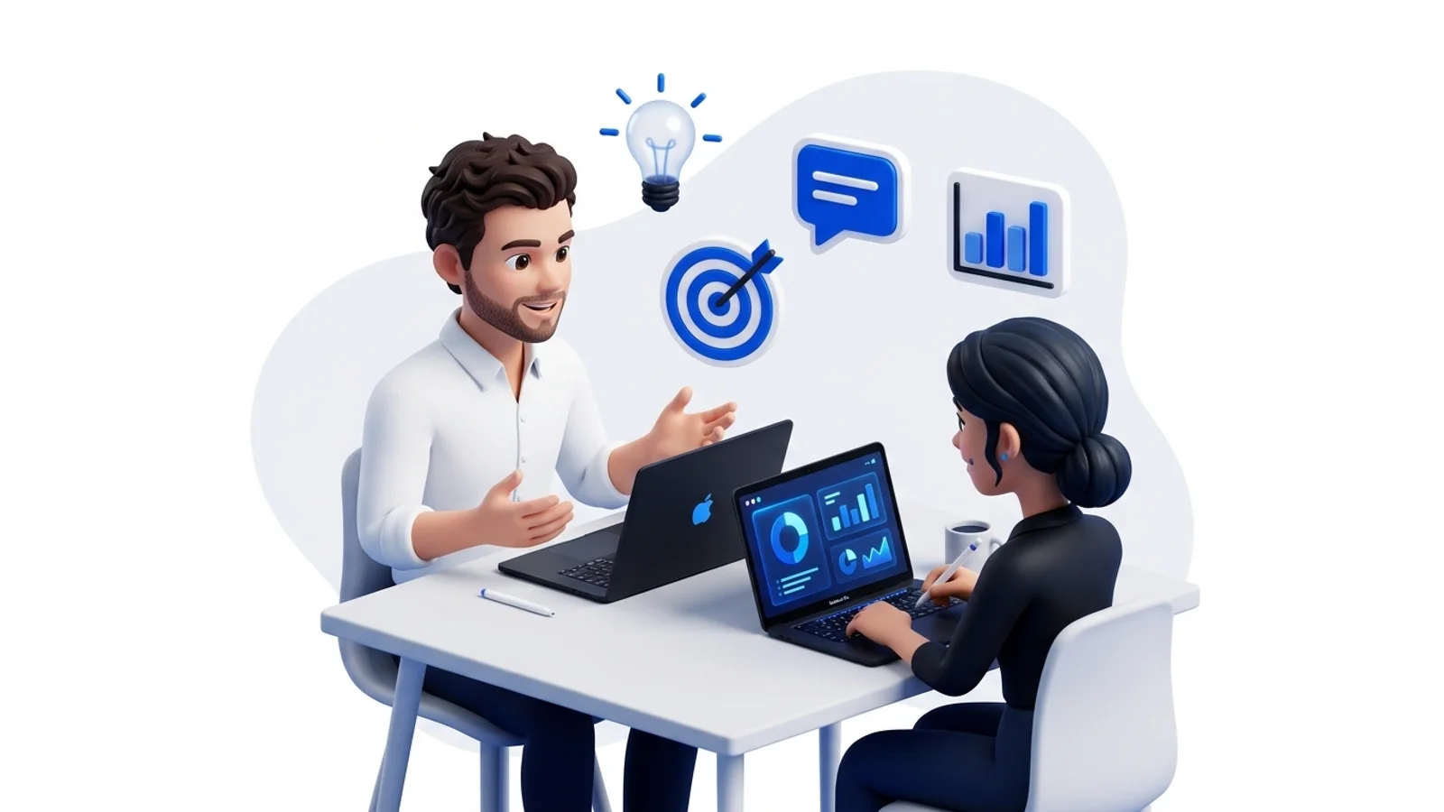 Strategiegespräch – zwei Personen besprechen die Website-Strategie am Laptop